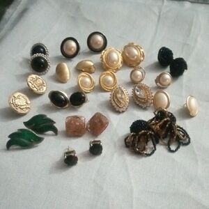 Mixture Of Earrings 15pairs .pearls/fancy Varieties